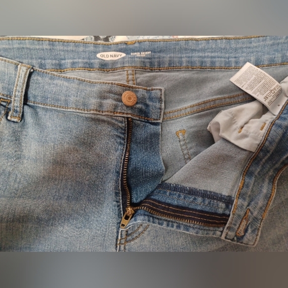 An Old Navy Light Blue Super Skinny Mid Rise Jeans - Picture 4 of 6